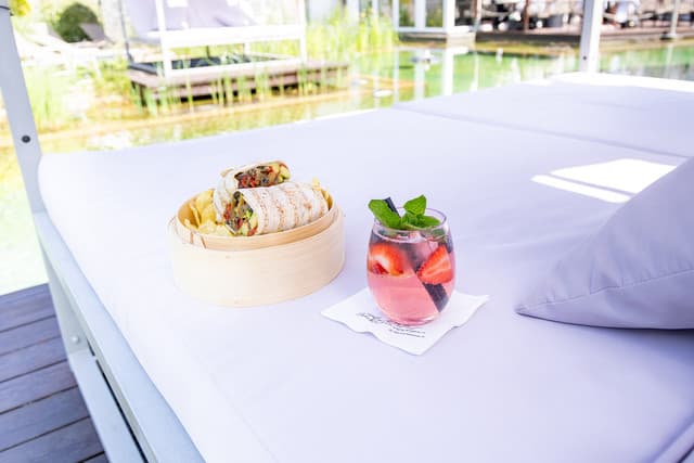 Snacks am Pool im Bademantel