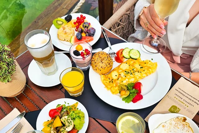 Frühstücks-Tisch mit frischen Köstlichkeiten am Frontcooking